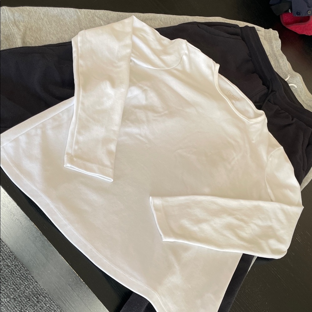 A Fundle! Basics bundle: 2 sweatpants/1 crewneck shirt - Picture 8 of 8